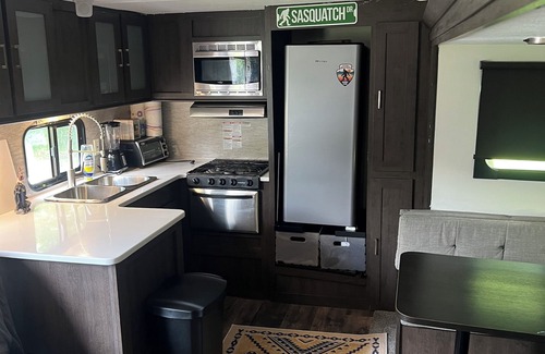 Nora Alquiler De RV | Cozy campground in serene Coeburn with AC