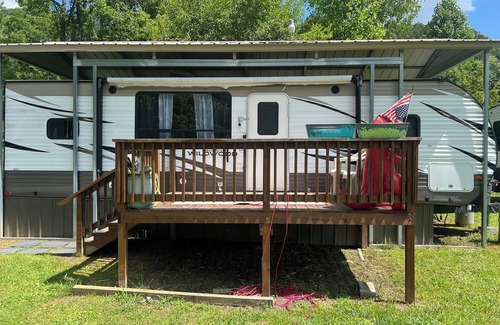 Nora Alquiler De RV | Cozy campground in serene Coeburn with AC