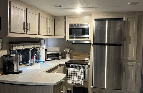 Concord Alquiler De RV | Cozy campground with WiFi and AC. Walk to the Charlotte motor speedway.