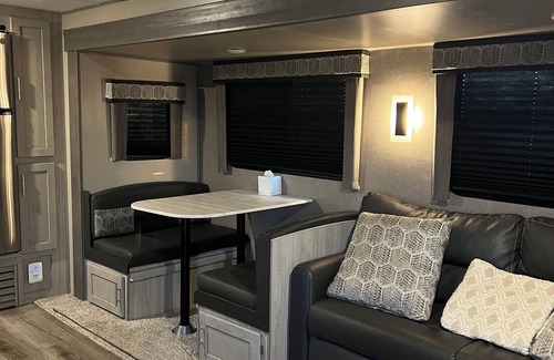 Concord Alquiler De RV | Cozy campground with WiFi and AC. Walk to the Charlotte motor speedway.