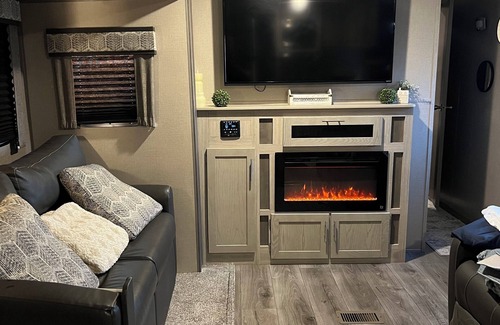 Concord Alquiler De RV | Cozy campground with WiFi and AC. Walk to the Charlotte motor speedway.