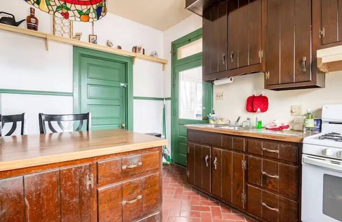 York Casa | Cozy Cape Cod Bungalow|King|Queen|WD|Full Kitchen|Wifi|Desk