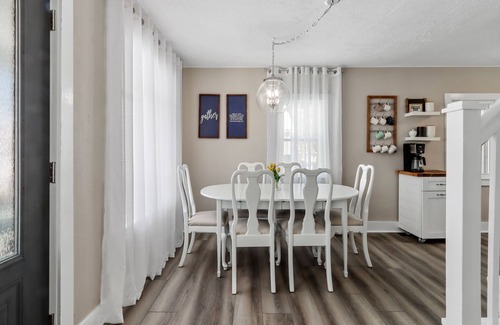 Lake Geneva Casa | Cozy Cape Cod in Lake Geneva - walking distance to Main St and Beach
