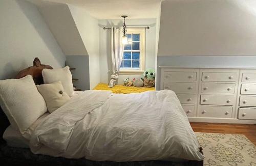Lemont Casa | Cozy Cape Cod - Minutes from Stadium. Family and Pet Friendly!