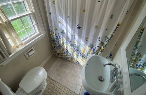 Lemont Casa | Cozy Cape Cod - Minutes from Stadium. Family and Pet Friendly!