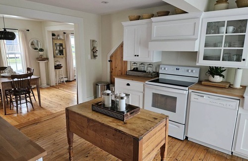 Mahone Bay Casa | Cozy Cape Located In The Beautiful Seaside Town of Mahone Bay