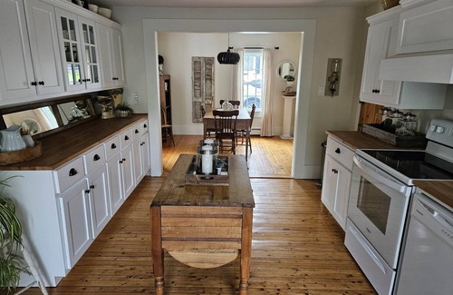 Mahone Bay Casa | Cozy Cape Located In The Beautiful Seaside Town of Mahone Bay