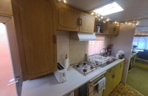 Grangetown Cabina | Cozy Cardiff Cabin Retreat sleeps 6 by Aimee