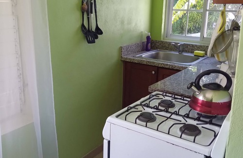 Stewart Town Apartamento | Cozy Caribbean Paradise Getaway with Pool. Come for the Sea, Sand and Sun