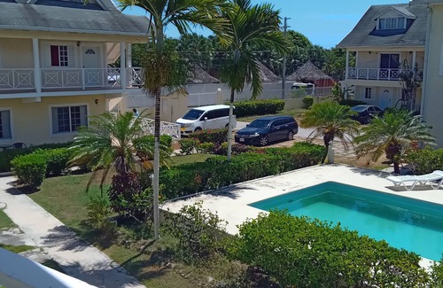 Stewart Town Apartamento | Cozy Caribbean Paradise Getaway with Pool. Come for the Sea, Sand and Sun