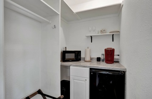 Stonewall Apartamento | Cozy Casita! In Texas Famous 290 Winery Corridor!
