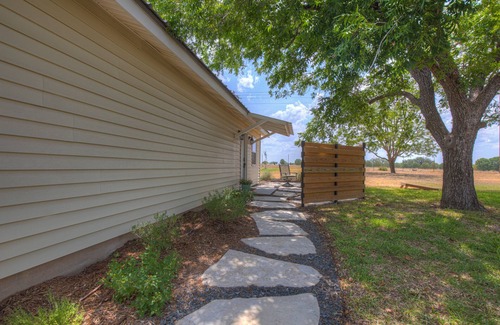 Stonewall Apartamento | Cozy Casita! In Texas Famous 290 Winery Corridor!