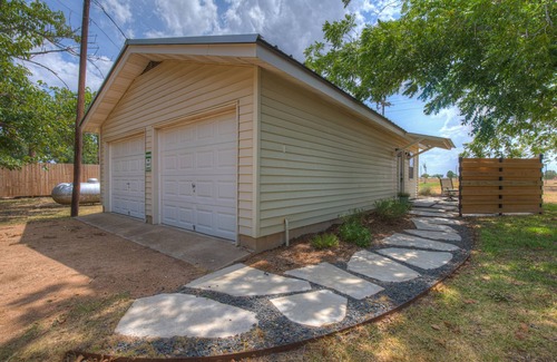 Stonewall Apartamento | Cozy Casita! In Texas Famous 290 Winery Corridor!
