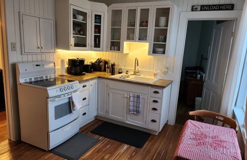 Pincher Creek Casa | Cozy Castle Cottage on the doorstep of Waterton National Park & Castle Mountain.