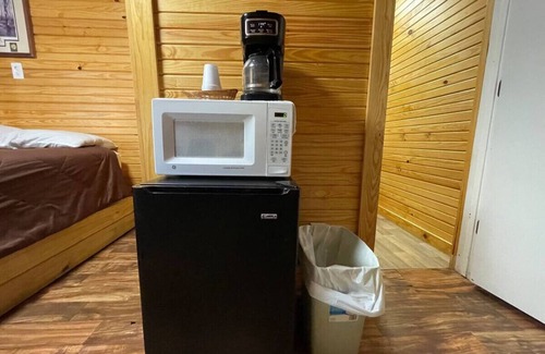 Pottsboro Cabina | Cozy Cedar Cabin at Mill Creek Marina: Cabin 3