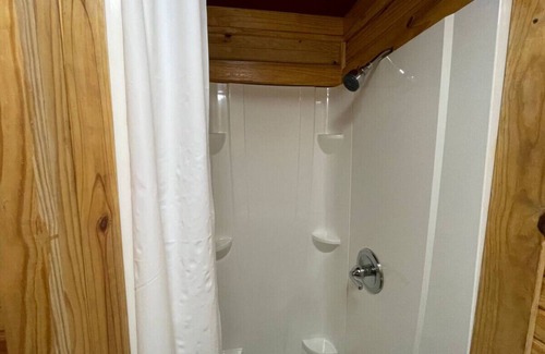 Pottsboro Cabina | Cozy Cedar Cabin at Mill Creek Marina: Cabin 3
