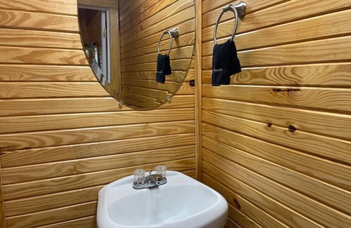 Pottsboro Cabina | Cozy Cedar Cabin at Mill Creek Marina: Cabin 3