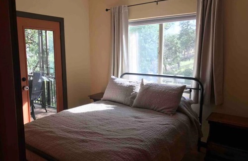 Chico Cabina | Cozy Centerville Cabin Jacuzzi Bathtub | Firepit | Secluded Nature