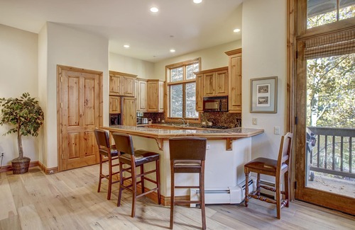 Edwards Condominio | Cozy & Central Arrowhead Ge Townhome, 3br, Sleeps 6 3 Bedroom Townhouse by RedAwning