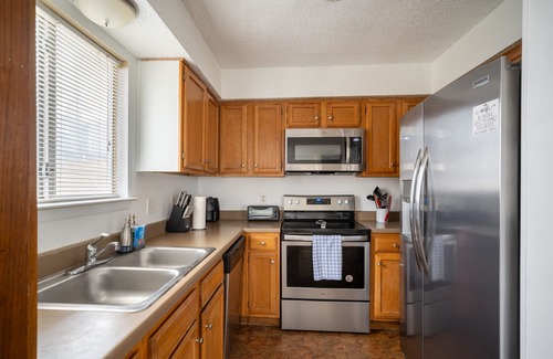 East Riverside - Oltorf Casa | Cozy & Central Home with Backyard - 7 Min Downtown