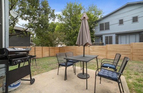 East Riverside - Oltorf Casa | Cozy & Central Home with Backyard - 7 Min Downtown