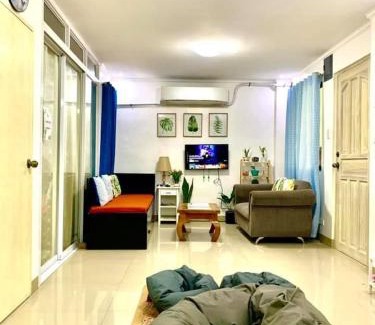 Taguig Apartamento | Cozy Central - Near arca south signal taguig