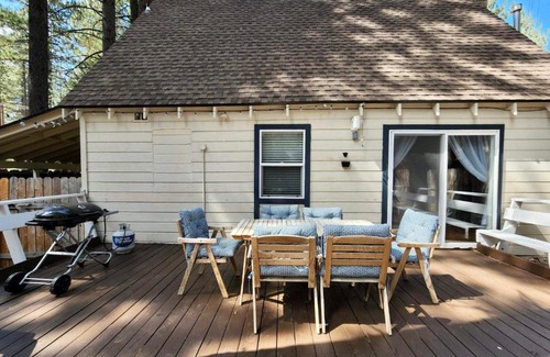Sierra Tract Casa | Cozy central Tahoe cabin, 2br/2ba/3bed near Heavenly Ski Resort