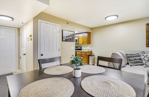 East Central Condominio | Cozy & Centrally Located SLC Condo w/ Balcony!