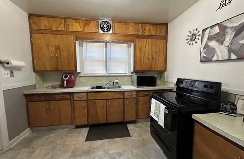 Downtown Toledo Casa | Cozy & Centrally Located - Your Glass City Retreat!