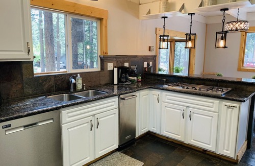 Country Club Estates Casa | Cozy Chalet & Dog Friendly!
