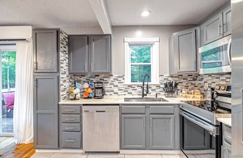 East Stroudsburg Casa | Cozy Chalet +Game Rm & Fireplace