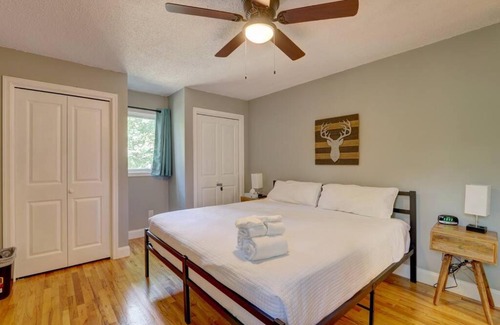 East Stroudsburg Casa | Cozy Chalet Game Rm and Fireplace