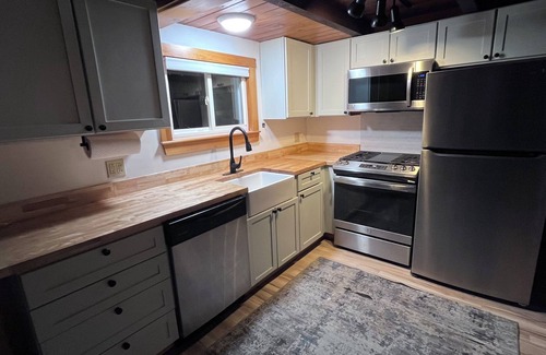 Conway Casa | Cozy Chalet Home - Beach Access Large Deck - Ski Cranmore Shop & Dine