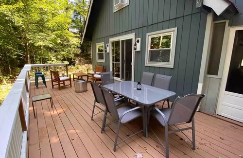 Conway Casa | Cozy Chalet Home - Beach Access Large Deck - Ski Cranmore Shop & Dine