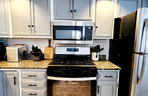 Tobyhanna Chalet De Esquí | Cozy chalet in heart of POCONO with hot tub, game room, sun room, Firepit