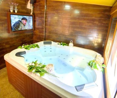 Laroya Casa | Cozy Chalet in Laroya + Pool