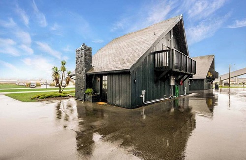 Ocean Shores Chalet De Esquí | Cozy Chalet in Ocean Shores located within steps from the beach