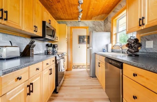 Williamsburg Cabina | Cozy Chalet in the Heart of Northern Michigan