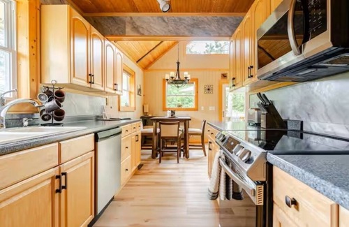 Williamsburg Cabina | Cozy Chalet in the Heart of Northern Michigan