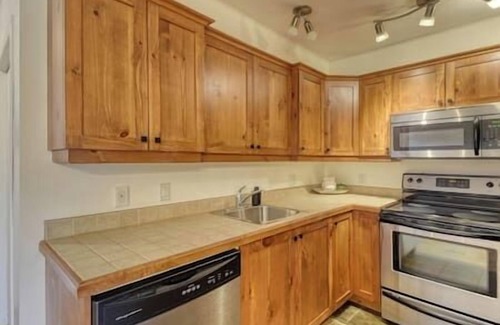 Mont-Tremblant Apartamento | Cozy Chalet on the 9th Hole La Bête Pool Golf