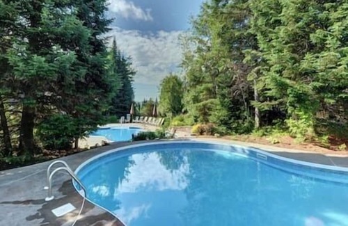 Mont-Tremblant Apartamento | Cozy Chalet on the 9th Hole La Bête Pool Golf