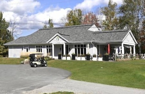 Mont-Tremblant Apartamento | Cozy Chalet on the 9th Hole La Bête Pool Golf