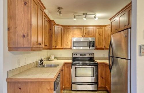 Mont-Tremblant Chalet De Esquí | Cozy Chalet on the 9th Hole La Bête Pool Golf