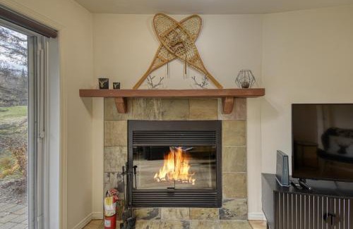 Mont-Tremblant Chalet De Esquí | Cozy Chalet on the 9th Hole La Bête Pool Golf