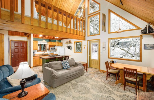 Alyeska Chalet De Esquí | Acogedor chalet con bañera de hidromasaje privada y vistas a pie de pistas, se admiten perros