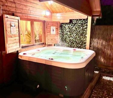 Vijfhuizen Casa | Cozy chalet with garden and jacuzzi near Amsterdam