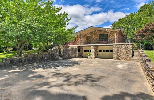 Charlotte Casa | Cozy Charlotte Retreat with Yard about 5 Mi to Dtwn