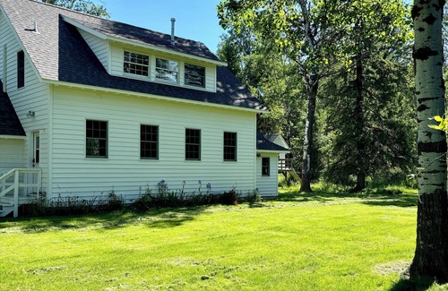 Kalispell Cabaña | Cozy charming Flathead Valley Cottage, under the shadow of the Swan Mountains