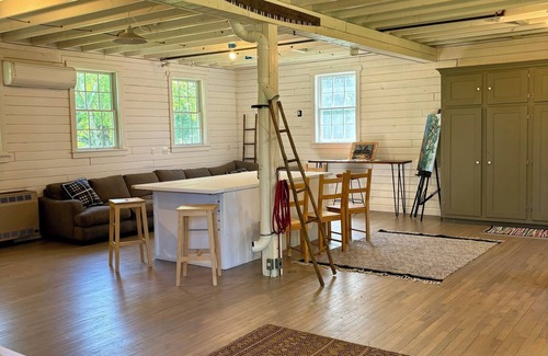 Kalispell Cabaña | Cozy charming Flathead Valley Cottage, under the shadow of the Swan Mountains