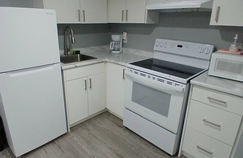 Bramalea Apartamento | Cozy, charming, trendy chic studio apartment with bed and breakfast options